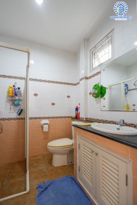 *****บ้านเดี่ยวมือสอง ม.อาภา1 ราชพฤกษ์ เนื้อที่ 53.1 ตร.ว. ฟังก์ชัน 3 ห้องนอน 3 ห้องน้ำ 2 ที่จอดรถ พื้นที่ใช้สอย 190 ตร.ม. การเดินทางสะดวก เชื่อมต่อถนนราชพฤกษ์, ถนนจรัญสนิทวงศ์, วงเวียนพระราม5 ใกล้รถไฟฟ้าสายสีแดง "สถานีตลิ่งชัน" และจุดขึ้นทางด่วน "ศรีรัช"